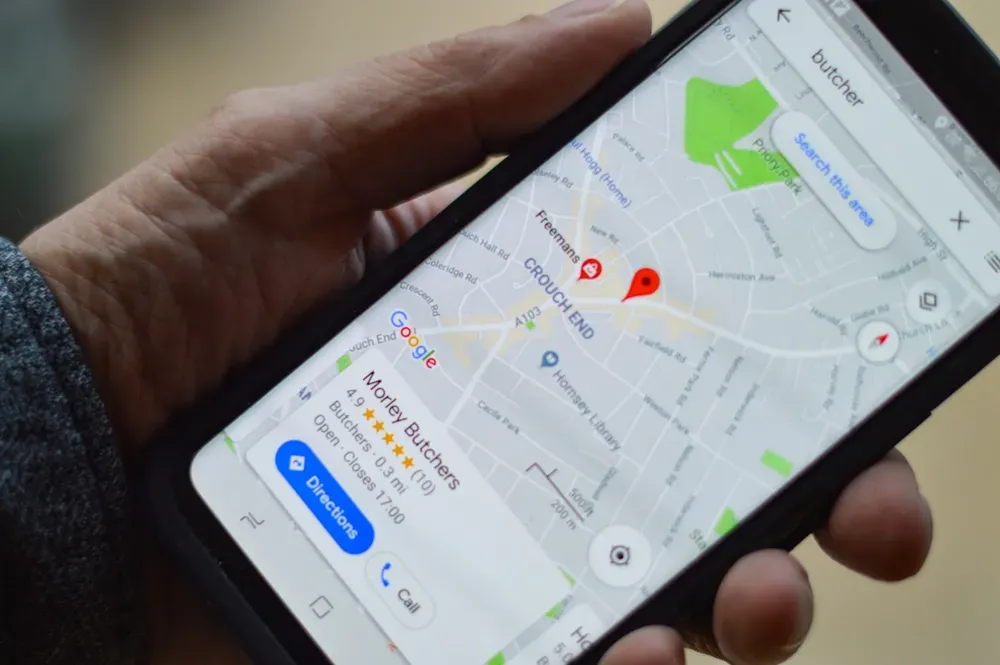 Une personne tenant un smartphone