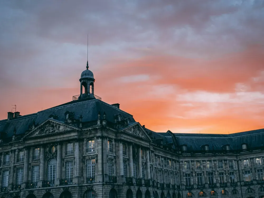 Un bâtiment au coucher du soleil
