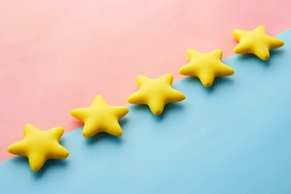 Une rangée d'étoiles jaunes, symbole des avis clients