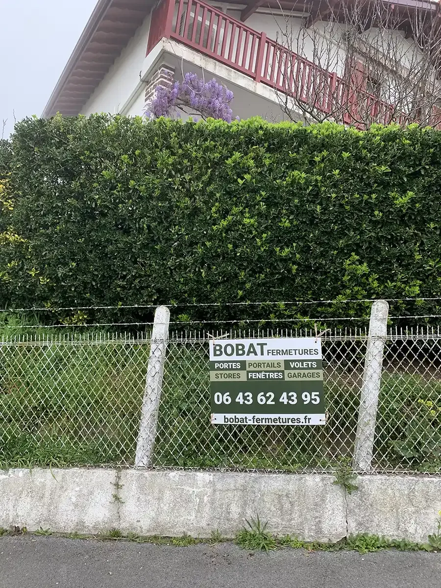 Le panneau de chantier BOBAT Fermetures installé sur un chantier